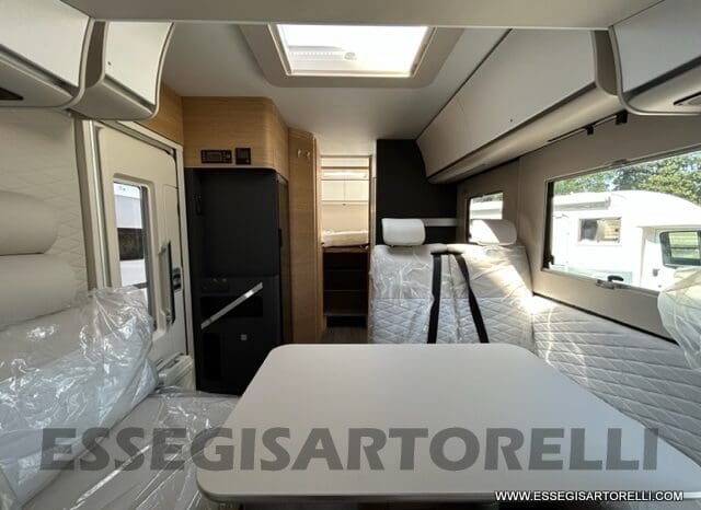 ADRIA SONIC PLUS 700 SL GARAGE LETTI GEMELLI GAMMA 2025 FARI LED E UCONNECT 10″ pieno