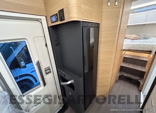 ADRIA SONIC PLUS 700 SL GARAGE LETTI GEMELLI GAMMA 2025 FARI LED E UCONNECT 10″ pieno