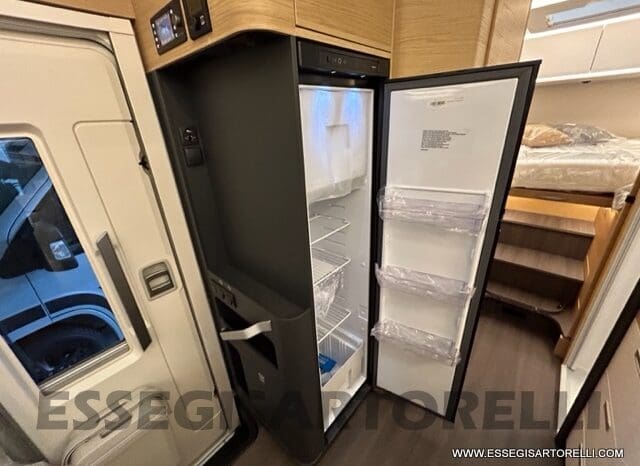 ADRIA SONIC PLUS 700 SL GARAGE LETTI GEMELLI GAMMA 2025 FARI LED E UCONNECT 10″ pieno