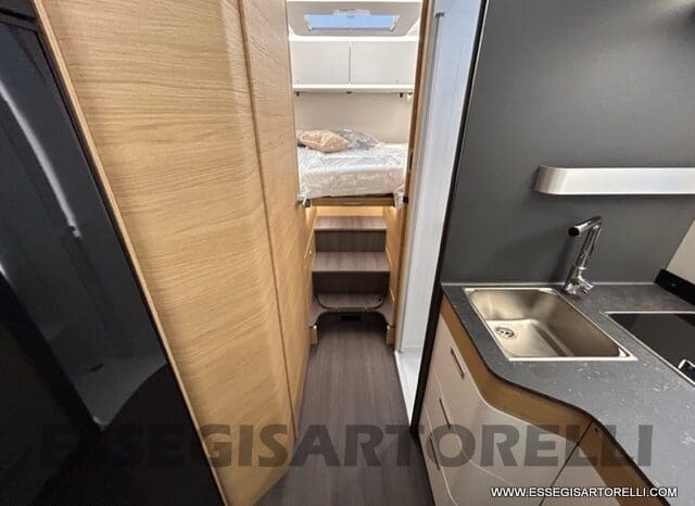 ADRIA SONIC PLUS 700 SL GARAGE LETTI GEMELLI GAMMA 2025 FARI LED E UCONNECT 10″ pieno