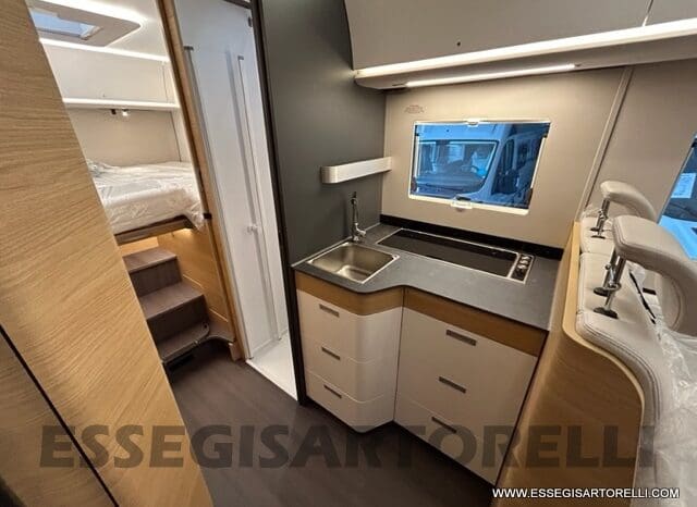 ADRIA SONIC PLUS 700 SL GARAGE LETTI GEMELLI GAMMA 2025 FARI LED E UCONNECT 10″ pieno