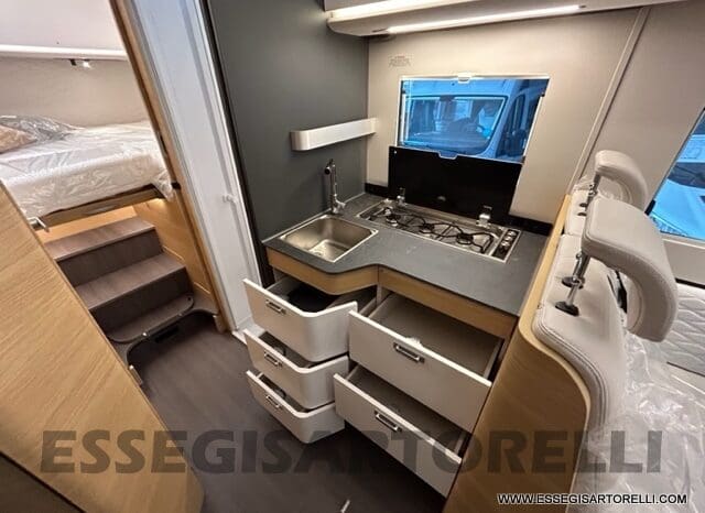 ADRIA SONIC PLUS 700 SL GARAGE LETTI GEMELLI GAMMA 2025 FARI LED E UCONNECT 10″ pieno
