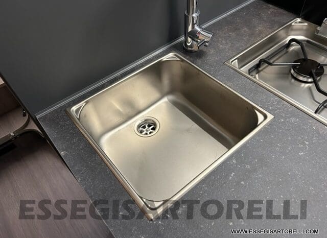 ADRIA SONIC PLUS 700 SL GARAGE LETTI GEMELLI GAMMA 2025 FARI LED E UCONNECT 10″ pieno