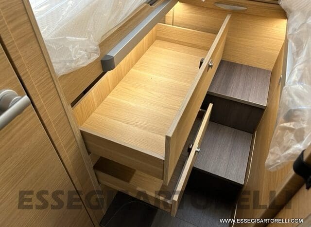 ADRIA SONIC PLUS 700 SL GARAGE LETTI GEMELLI GAMMA 2025 FARI LED E UCONNECT 10″ pieno