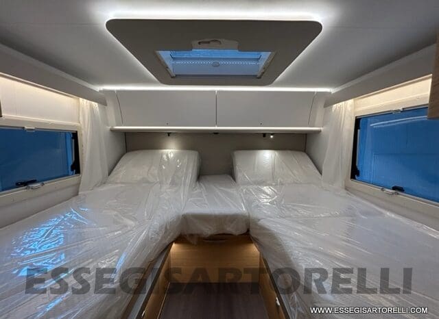 ADRIA SONIC PLUS 700 SL GARAGE LETTI GEMELLI GAMMA 2025 FARI LED E UCONNECT 10″ pieno