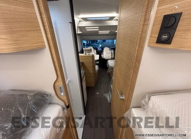 ADRIA SONIC PLUS 700 SL GARAGE LETTI GEMELLI GAMMA 2025 FARI LED E UCONNECT 10″ pieno