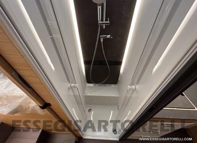 ADRIA SONIC PLUS 700 SL GARAGE LETTI GEMELLI GAMMA 2025 FARI LED E UCONNECT 10″ pieno