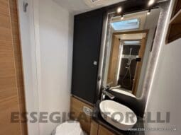 ADRIA SONIC PLUS 700 SL GARAGE LETTI GEMELLI GAMMA 2025 FARI LED E UCONNECT 10″ pieno