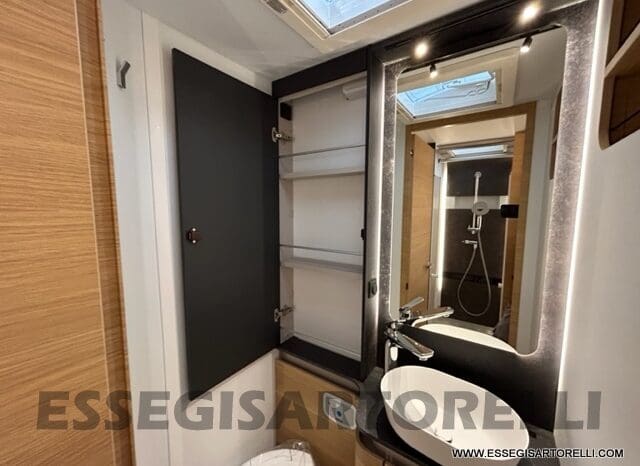 ADRIA SONIC PLUS 700 SL GARAGE LETTI GEMELLI GAMMA 2025 FARI LED E UCONNECT 10″ pieno