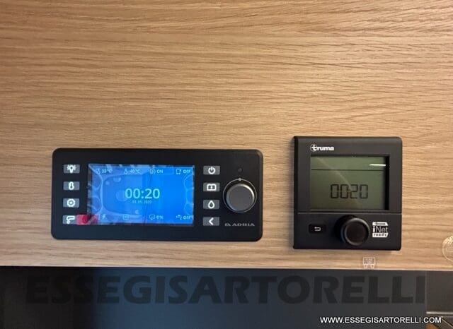 ADRIA SONIC PLUS 700 SL GARAGE LETTI GEMELLI GAMMA 2025 FARI LED E UCONNECT 10″ pieno