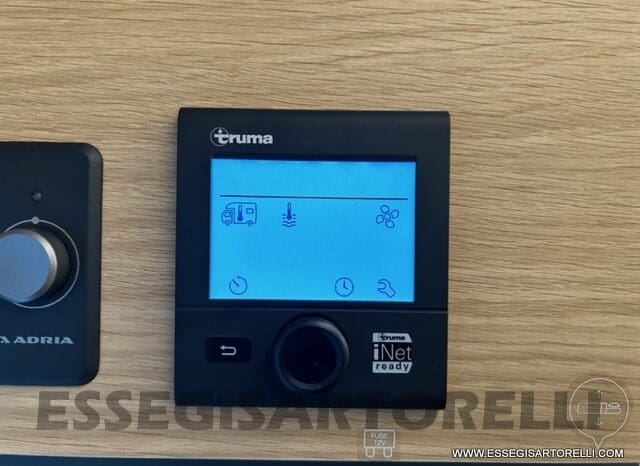 ADRIA SONIC PLUS 700 SL GARAGE LETTI GEMELLI GAMMA 2025 FARI LED E UCONNECT 10″ pieno