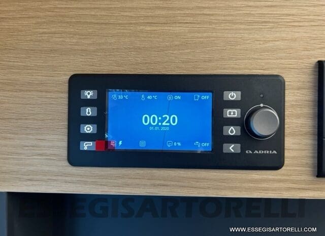 ADRIA SONIC PLUS 700 SL GARAGE LETTI GEMELLI GAMMA 2025 FARI LED E UCONNECT 10″ pieno