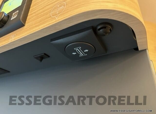 ADRIA SONIC PLUS 700 SL GARAGE LETTI GEMELLI GAMMA 2025 FARI LED E UCONNECT 10″ pieno