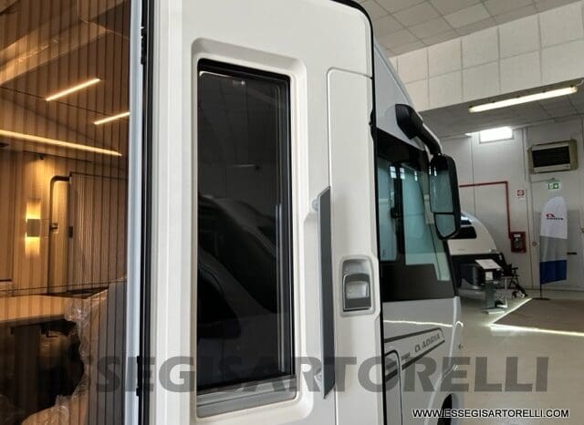 ADRIA SONIC PLUS 700 SL GARAGE LETTI GEMELLI GAMMA 2025 FARI LED E UCONNECT 10″ pieno