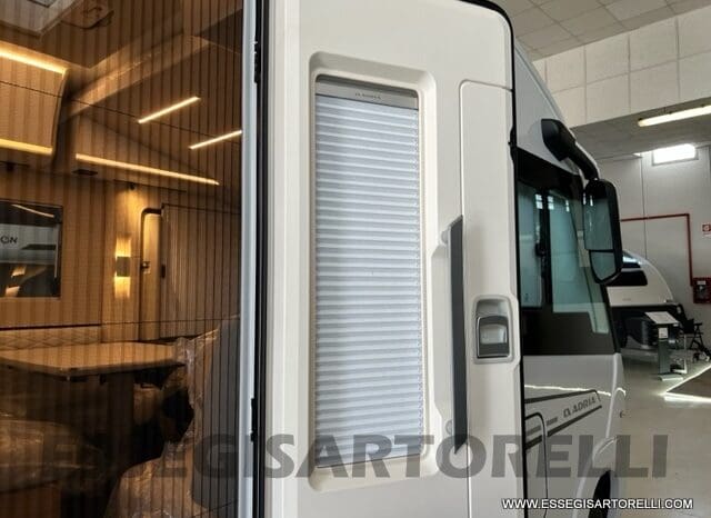 ADRIA SONIC PLUS 700 SL GARAGE LETTI GEMELLI GAMMA 2025 FARI LED E UCONNECT 10″ pieno
