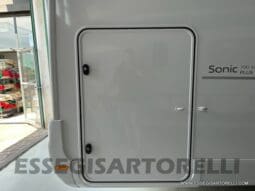 ADRIA SONIC PLUS 700 SL GARAGE LETTI GEMELLI GAMMA 2025 FARI LED E UCONNECT 10″ pieno