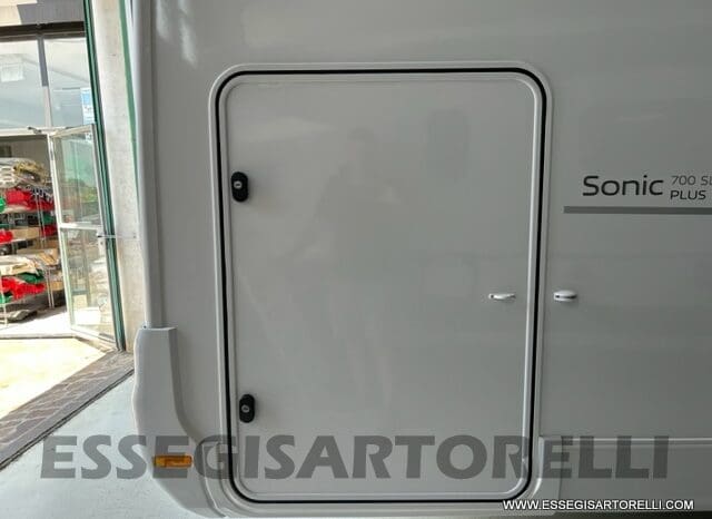 ADRIA SONIC PLUS 700 SL GARAGE LETTI GEMELLI GAMMA 2025 FARI LED E UCONNECT 10″ pieno