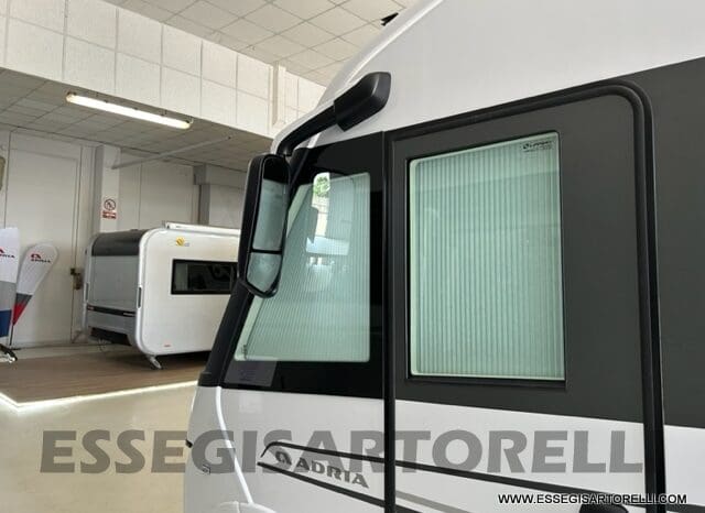 ADRIA SONIC PLUS 700 SL GARAGE LETTI GEMELLI GAMMA 2025 FARI LED E UCONNECT 10″ pieno