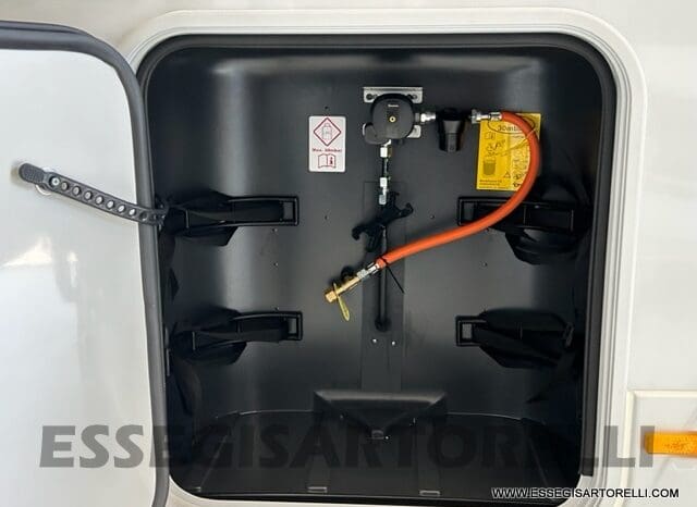 ADRIA SONIC PLUS 700 SL GARAGE LETTI GEMELLI GAMMA 2025 FARI LED E UCONNECT 10″ pieno