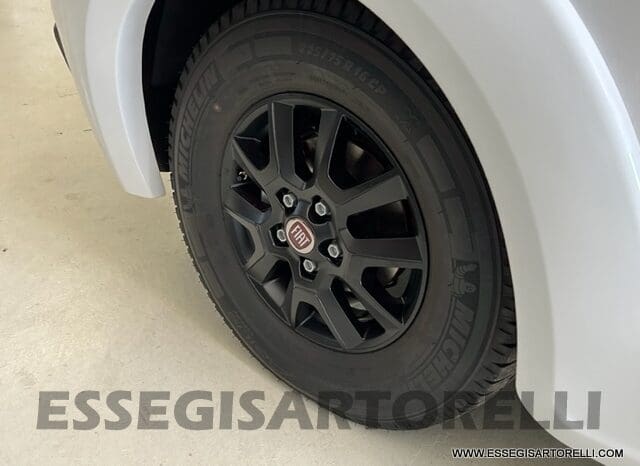 ADRIA SONIC PLUS 700 SL GARAGE LETTI GEMELLI GAMMA 2025 FARI LED E UCONNECT 10″ pieno