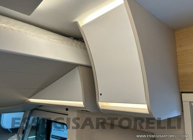 ADRIA SONIC PLUS 700 SL GARAGE LETTI GEMELLI GAMMA 2025 FARI LED E UCONNECT 10″ pieno