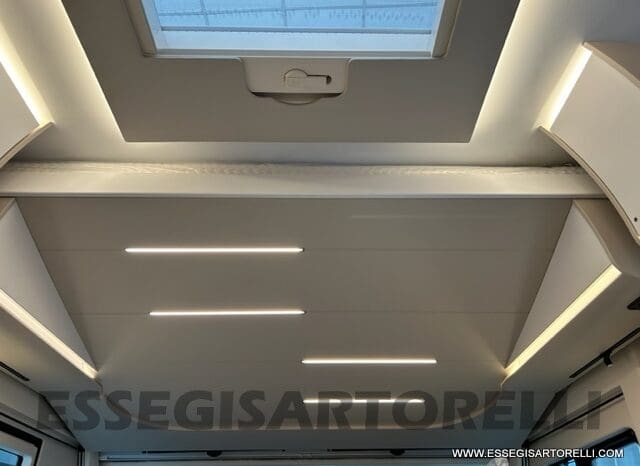 ADRIA SONIC PLUS 700 SL GARAGE LETTI GEMELLI GAMMA 2025 FARI LED E UCONNECT 10″ pieno