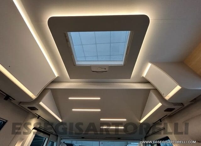 ADRIA SONIC PLUS 700 SL GARAGE LETTI GEMELLI GAMMA 2025 FARI LED E UCONNECT 10″ pieno