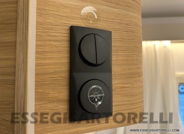 ADRIA SONIC PLUS 700 SL GARAGE LETTI GEMELLI GAMMA 2025 FARI LED E UCONNECT 10″ pieno