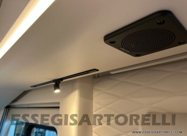 ADRIA SONIC PLUS 700 SL GARAGE LETTI GEMELLI GAMMA 2025 FARI LED E UCONNECT 10″ pieno