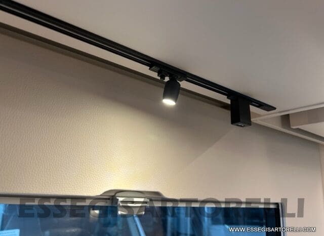 ADRIA SONIC PLUS 700 SL GARAGE LETTI GEMELLI GAMMA 2025 FARI LED E UCONNECT 10″ pieno