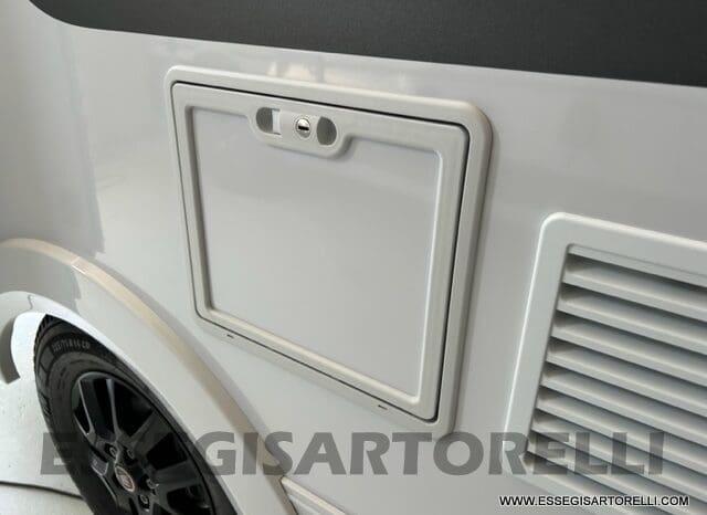 ADRIA SONIC PLUS 700 SL GARAGE LETTI GEMELLI GAMMA 2025 FARI LED E UCONNECT 10″ pieno