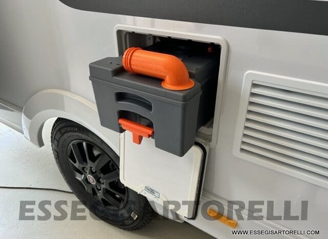 ADRIA SONIC PLUS 700 SL GARAGE LETTI GEMELLI GAMMA 2025 FARI LED E UCONNECT 10″ pieno