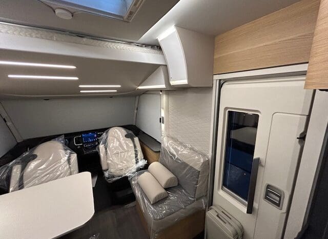 ADRIA SONIC PLUS 700 SL GARAGE LETTI GEMELLI GAMMA 2025 FARI LED E UCONNECT 10″ pieno