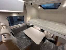 ADRIA SONIC PLUS 700 SL GARAGE LETTI GEMELLI GAMMA 2025 FARI LED E UCONNECT 10″ pieno