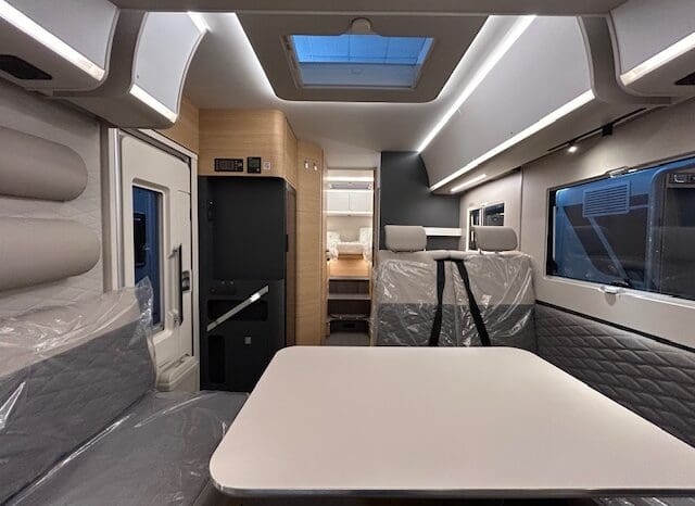 ADRIA SONIC PLUS 700 SL GARAGE LETTI GEMELLI GAMMA 2025 FARI LED E UCONNECT 10″ pieno