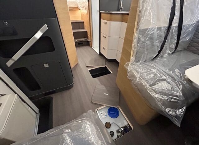 ADRIA SONIC PLUS 700 SL GARAGE LETTI GEMELLI GAMMA 2025 FARI LED E UCONNECT 10″ pieno