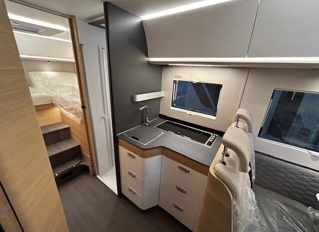 ADRIA SONIC PLUS 700 SL GARAGE LETTI GEMELLI GAMMA 2025 FARI LED E UCONNECT 10″ pieno