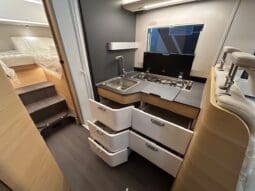 ADRIA SONIC PLUS 700 SL GARAGE LETTI GEMELLI GAMMA 2025 FARI LED E UCONNECT 10″ pieno