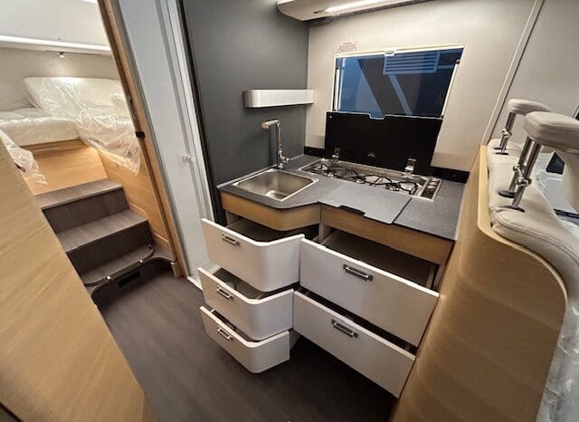 ADRIA SONIC PLUS 700 SL GARAGE LETTI GEMELLI GAMMA 2025 FARI LED E UCONNECT 10″ pieno