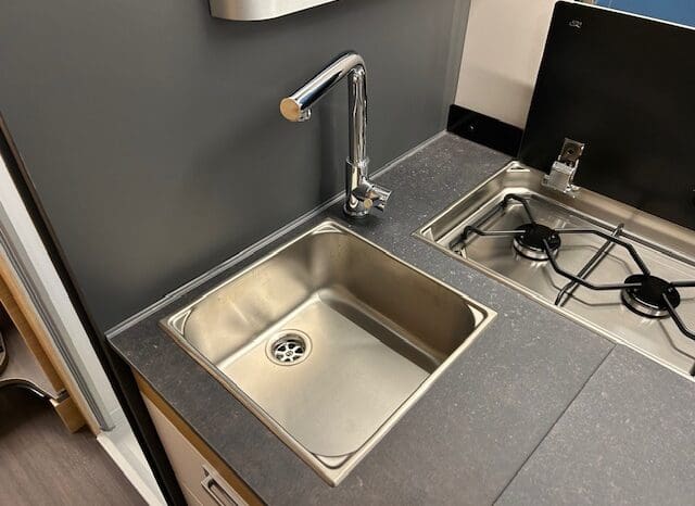 ADRIA SONIC PLUS 700 SL GARAGE LETTI GEMELLI GAMMA 2025 FARI LED E UCONNECT 10″ pieno