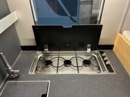 ADRIA SONIC PLUS 700 SL GARAGE LETTI GEMELLI GAMMA 2025 FARI LED E UCONNECT 10″ pieno