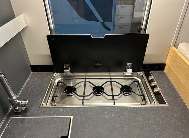 ADRIA SONIC PLUS 700 SL GARAGE LETTI GEMELLI GAMMA 2025 FARI LED E UCONNECT 10″ pieno