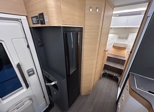 ADRIA SONIC PLUS 700 SL GARAGE LETTI GEMELLI GAMMA 2025 FARI LED E UCONNECT 10″ pieno