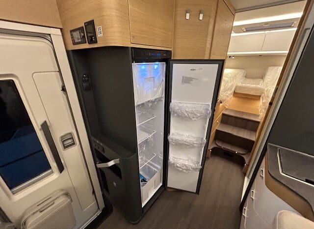 ADRIA SONIC PLUS 700 SL GARAGE LETTI GEMELLI GAMMA 2025 FARI LED E UCONNECT 10″ pieno