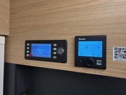 ADRIA SONIC PLUS 700 SL GARAGE LETTI GEMELLI GAMMA 2025 FARI LED E UCONNECT 10″ pieno