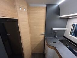 ADRIA SONIC PLUS 700 SL GARAGE LETTI GEMELLI GAMMA 2025 FARI LED E UCONNECT 10″ pieno