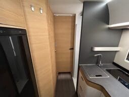 ADRIA SONIC PLUS 700 SL GARAGE LETTI GEMELLI GAMMA 2025 FARI LED E UCONNECT 10″ pieno