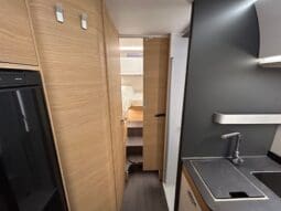 ADRIA SONIC PLUS 700 SL GARAGE LETTI GEMELLI GAMMA 2025 FARI LED E UCONNECT 10″ pieno