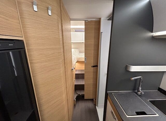 ADRIA SONIC PLUS 700 SL GARAGE LETTI GEMELLI GAMMA 2025 FARI LED E UCONNECT 10″ pieno