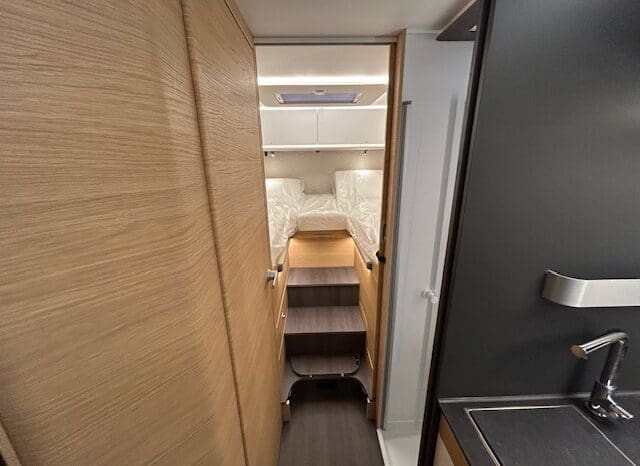 ADRIA SONIC PLUS 700 SL GARAGE LETTI GEMELLI GAMMA 2025 FARI LED E UCONNECT 10″ pieno